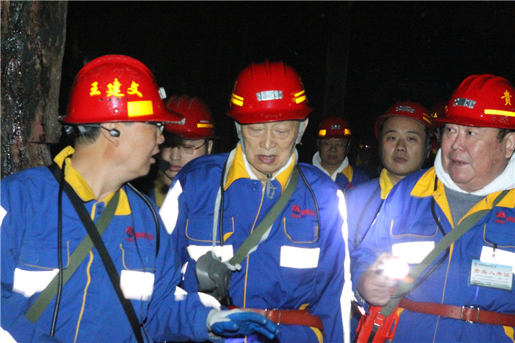 宋院士、張院士一行下井視察工作，聽取礦方匯報